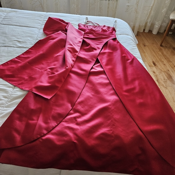 Prom, bridesmaid or evening gown. - Picture 2 of 7